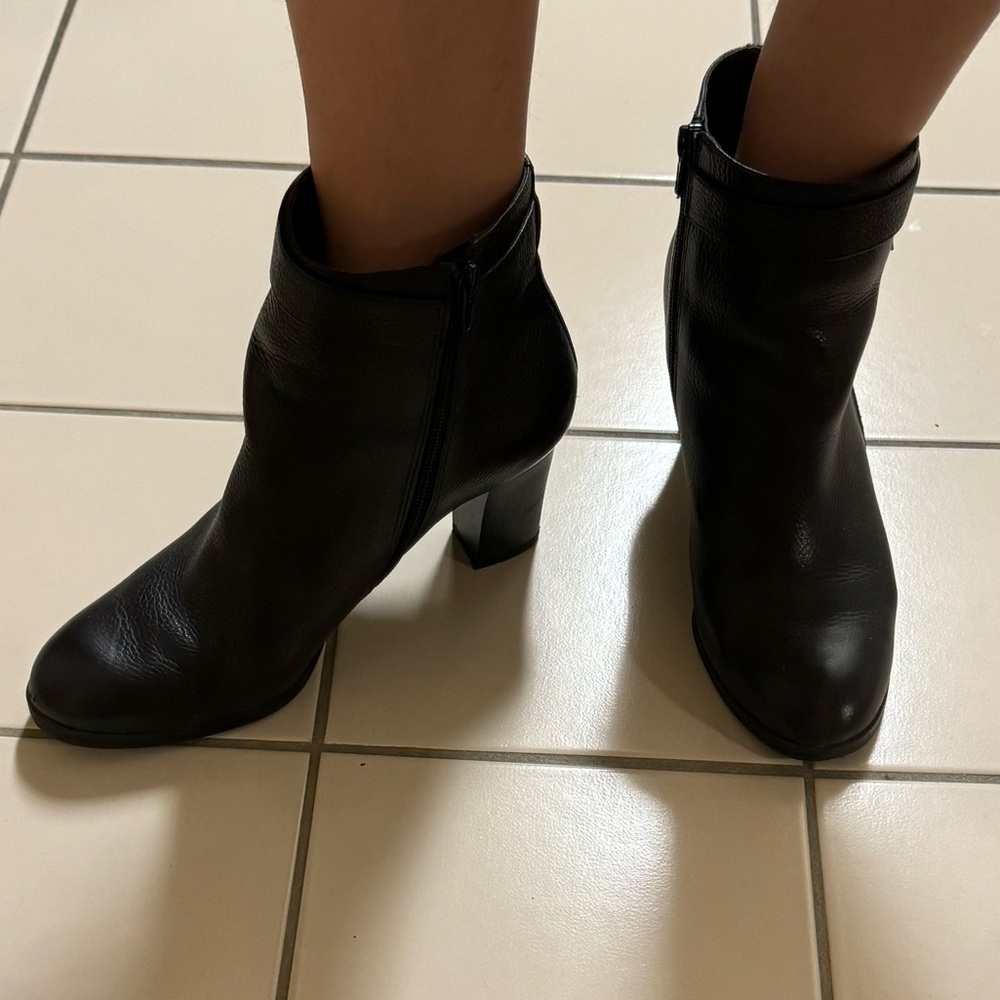 Naturalizer black 2 inch heeled boots